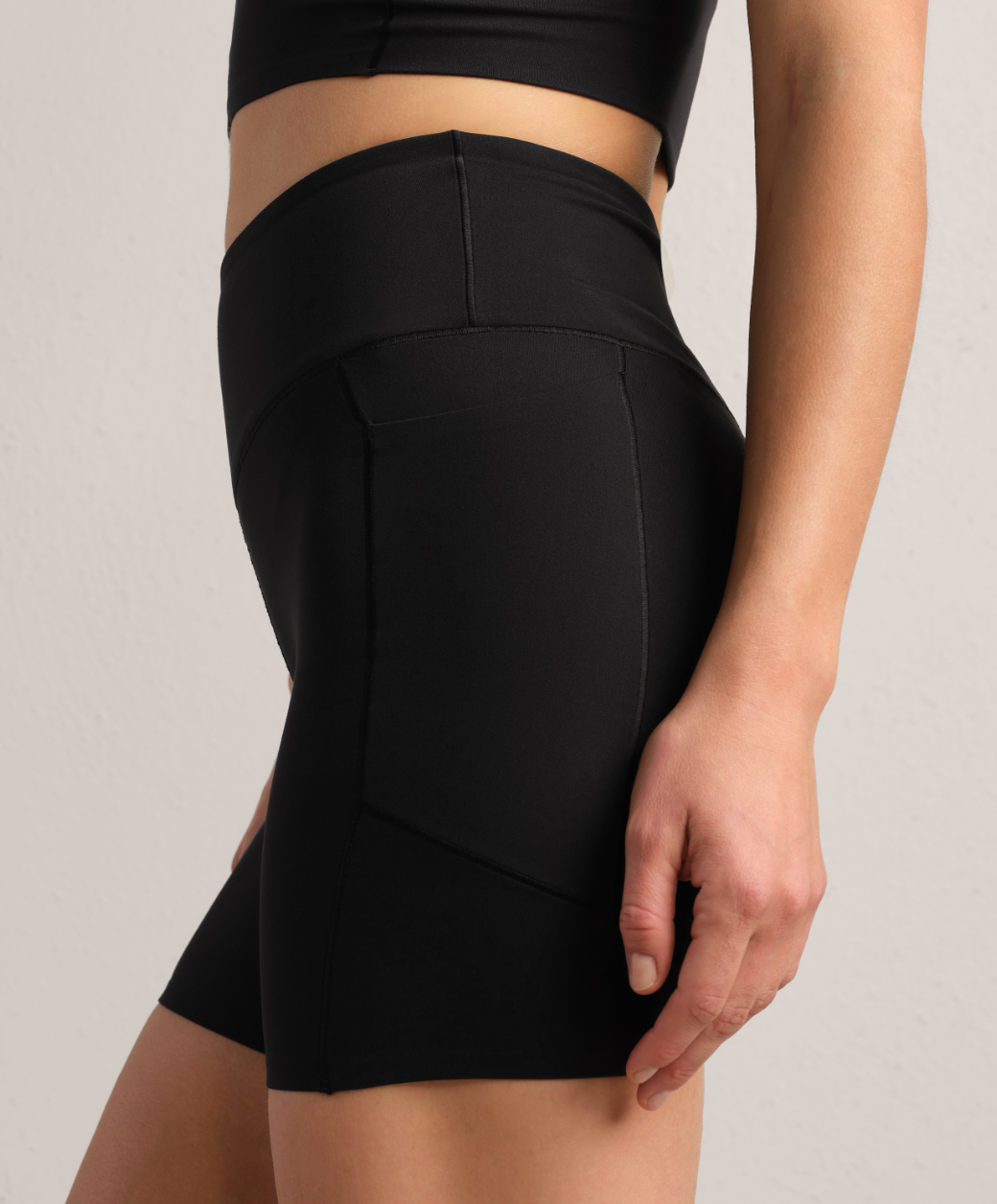 Revive 6" Short- Black XS-XXL